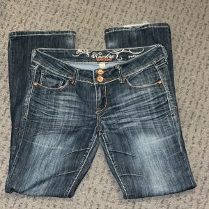 Lågmidjade boot cut jeans - Super fina lågmidjade boot cut jeans. Vet ej storlek men passar i längd till nån som är 160-165 cm. Dm för fler bilder, men jeansen är stora för mig vid midjan.