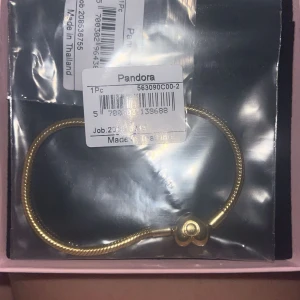 Pandora  - Pandora armband, köpt den 24/6-24. Säljer pågrund av att armbandet är för stort på mig och köpte ett annat där man kan anpassa storleken köpte den för 1399 kr. 16 cm långt. Knappt använd då den är för stor. Har kvar förpackningen och påsen kan skicka