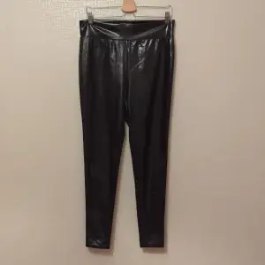 Säljer ett par svarta leggings från Bik Bok i storlek XL. De är gjorda i ett glansigt material som ger en cool look. Perfekta för både vardag och fest! Stretchiga på bredden men inte på längden, innermått ben 70cm. Hely nya.