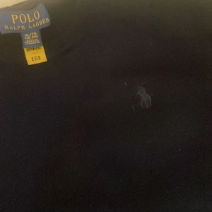 Snygg marin blå Ralph lauren tröja - Jätte snygg Ralph lauren tröja i storlek XL (barn storlek så ungefär XXS). Säljs då den är för liten för mig och inte kommer till användning. Använd fåtal gånger och är i mycket fint skick💗 ‼️TVÄTTAS INNAN LEVERANS‼️