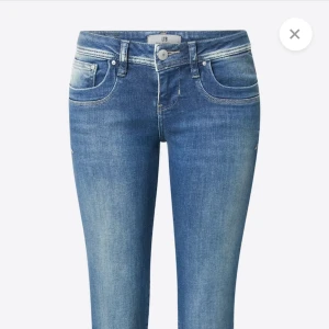 Ltb jeans valerie  - Säljer dessa helt nya jeansen ifrån ltb, råka beställa 2 par olika storlekar, men aldrig använda lappen kvar  Nypris : 915kr