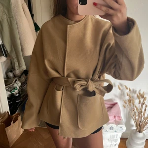 Kappa med knytning  - Superfin beige höstkappa från HM med knytband i midjan som är slutsåld. Storlek M men passar mig som har S i vanliga fall, beror på hur man vill att den ska sitta. Säljer då jag har för många. Endast använd ett fåtal gånger💞💞💞