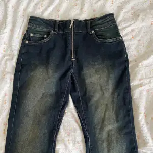 Lågmidjade bootcut jeans från weekday! Aldrig andvända🥰