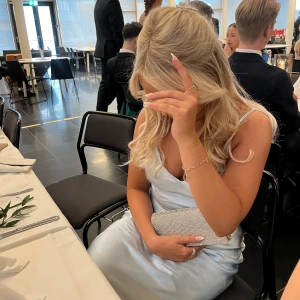 Balklänning - Säljer nu min fina balklänning från Showpo🥺 Använd en gång, strl s.  Passar som vanlig klänning eller också till bal 🩵 (Nypris ca 1500kr med skatter & frakt)  Ansvarar inte för postens slarv.