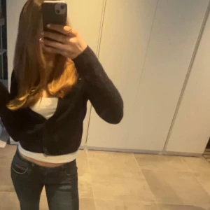 Stickad kofta  - Jättefin stickad från Zara som tyvärr inte passar längre! Köpt i vintras men knappt använd då jag inte hann lämna tillbaka💕💕ganska kort/liten i storlek