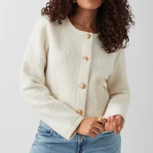 Ginatricot vit jacka med guldiga knappar - Ginatricots soft jacket med guldiga knappar, använd en eller max två gånger. Den är förvånansvärt varm vilket är bra nu till hösten. (Färgen såg lite gråare ut på bilden pga ljuset men den är samma färg som första bilden)