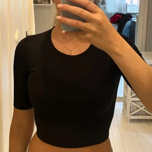 T-shirt med knyte i ryggen  - Säljer min t-shirt från H&M med knyte i ryggen då den är lite tajt i armarna💕