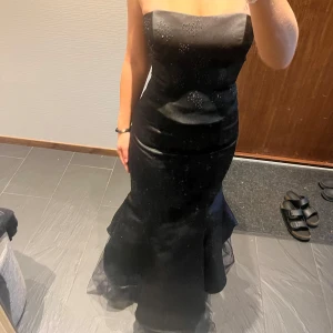 Balklänning - Unik svart tvådelad balklänning med paljett detaljer! 😍 Stl M men upplevs som stl S