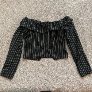 grunge skjorta - off shoulder - är som ny, har bara använts en gång