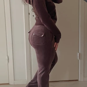 Juicy couture set  - Juicy couture ser i färg chocolate. Helt oanvänd i nyckick. Sälj pga den aldrig kommer din användning❤️ Storlek ca i båda plaggen 