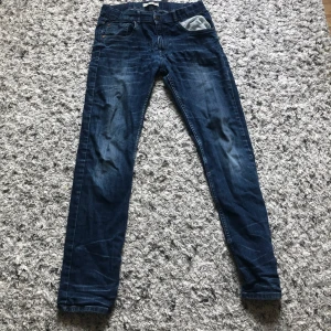 Grish jeans - Tjena, säljer mina as feta Lindex byxor. Sitter slim inte skinny, passar perfekt in i kategorin grish. Fråga om ni undrar något!