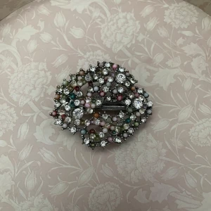 Fint hårspänne  - Ett fint hårspänne med olika kristaller och färgade stenar i!