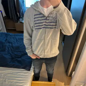 | Riktigt fet och ovanlig Ralph Lauren zip hoodie i nyskick | | Modellen är 187 cm, 83 kg | | Nypris ?? | | Går ej att köpa online längre | | Vid ytterligare intresse - Dm🙌🏻👑| 