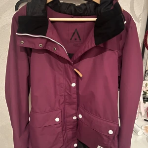 Skidjacka från Wear Colour - Skidjacka som knappt är använd. Köpt för 2399kr säljer för 1000kr