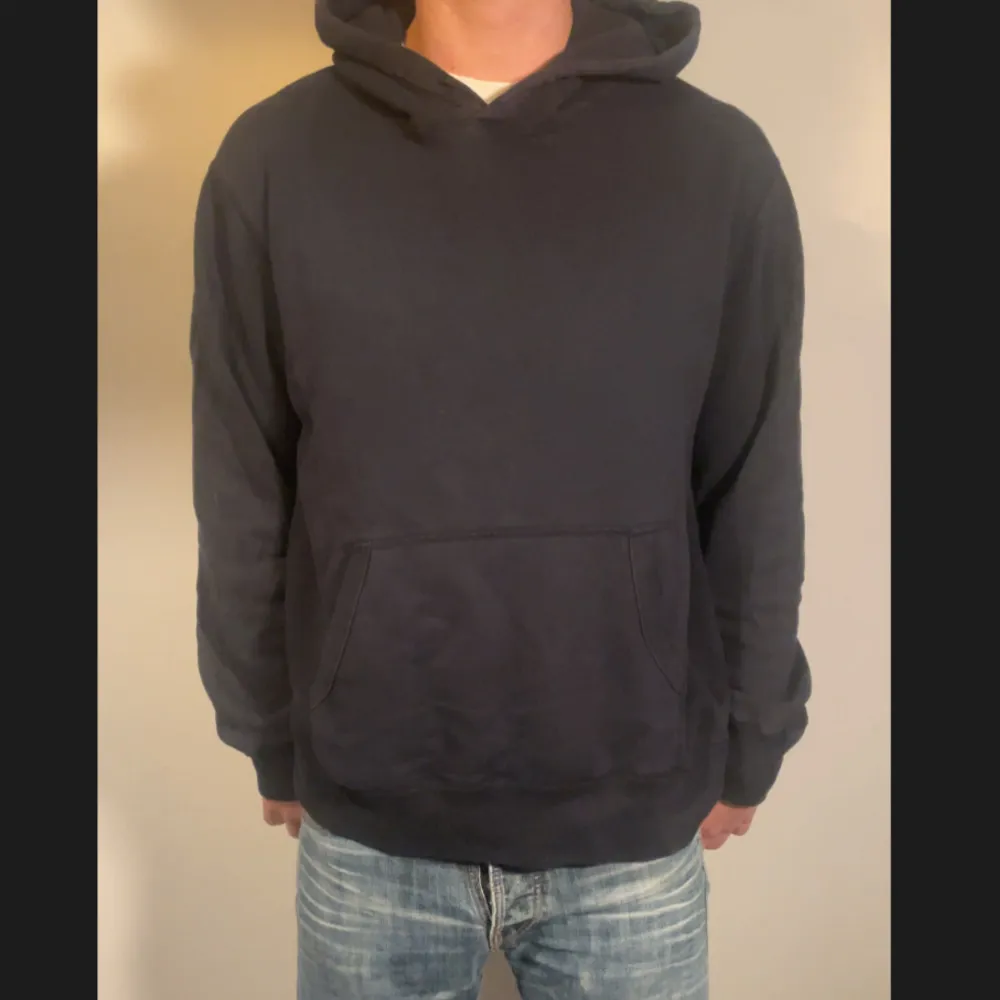 Snygg hoodie inför höst och vinter  Modellen är 180 cm 70 kg  Hoodien är mörkblå . Hoodies.