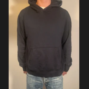 Hoodie - Snygg hoodie inför höst och vinter  Modellen är 180 cm 70 kg  Hoodien är mörkblå 
