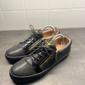 Giuseppe Zanotti - Tjena! Säljer dessa feta Giuseppe skor som är nästan helt nya. Skick 9/10, Köpta för 6000kr, tyvärr ingen låda då den slängdes. Billigare vid smidig affär🙌