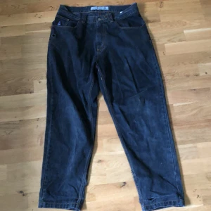 Polar 92 denim  - Storlek 32/30 ganska använda med lite hål i