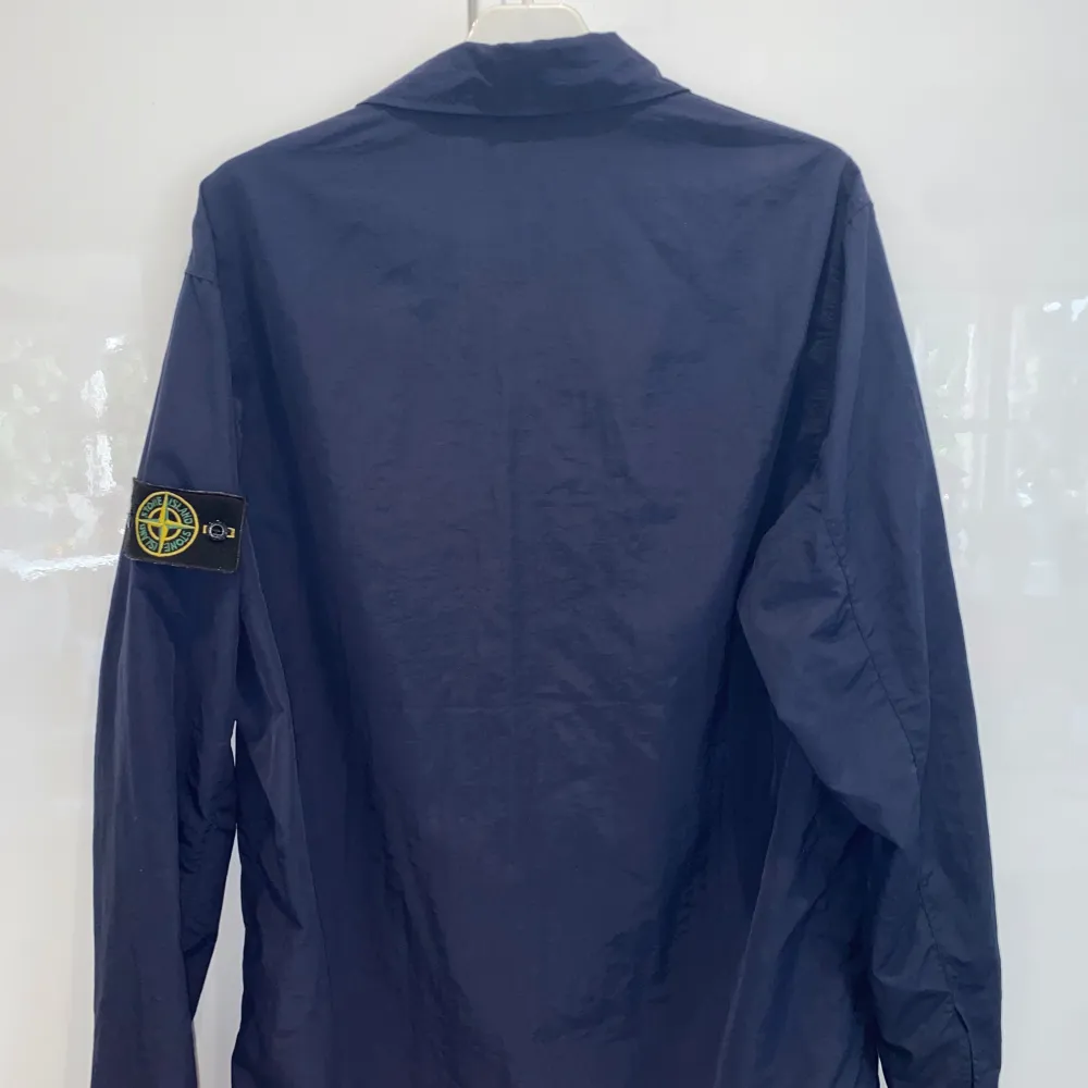 Säljer min riktigt snygga Stone island overshirt. Skick 9/10. Nypris 4999kr. Jackor.