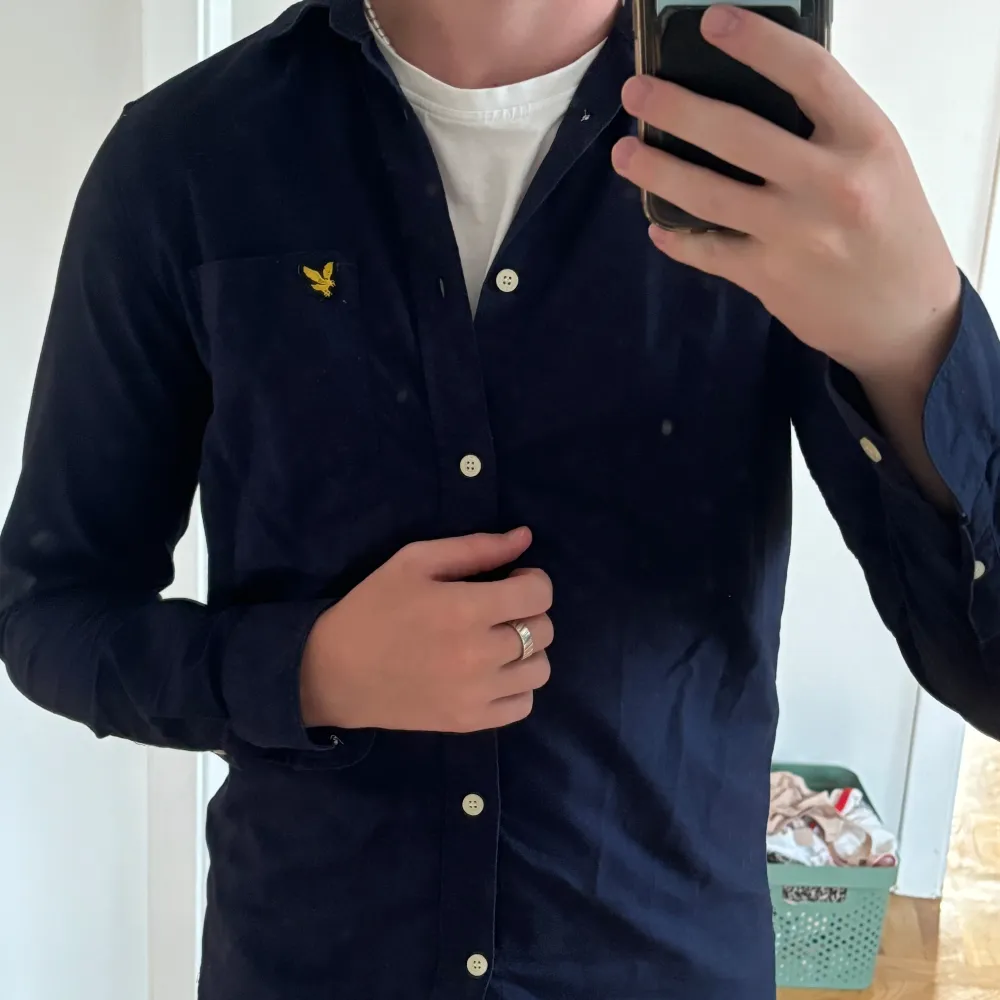 Mörkblå lyle&scott skjorta. Har en smaloch snygg passform. Storlek XS men sitter bra på mig som är 180 lång. . Skjortor.