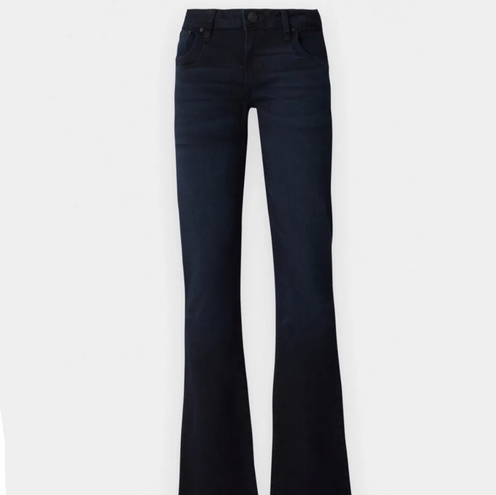Säljer nu mina ltb jeans, då det inte används längre. Sitter perfekt på mig som är ungefär 165 cm. Hör av er och ni undrar något eller vill ha fler bilder 🥰. Farkut & Housut.