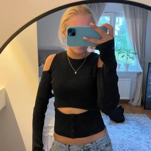 Svart zara topp! - Supersnygg topp från zara!! En söm har lossnat men inget som syns när man har den på🩵