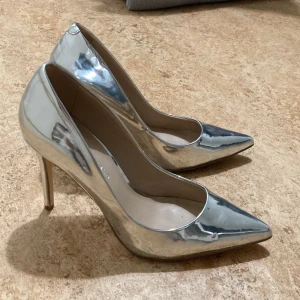 River Island klackar  - Klackhöjd 9cm. Jätte sköna men säljer för att de inte passar längre.😊 