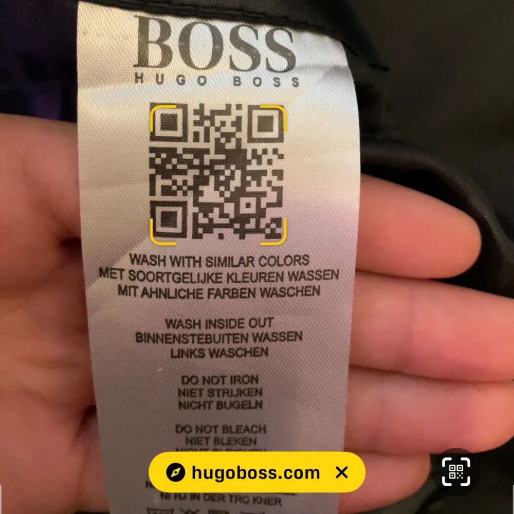 Säljer en Hugo boss vind jacka oanvänd endast testad storlek M jätte skön på märket rött och själva jackan svart inga skador eller nått liknande köp en till Burberry vindjacka som finns i min profil för 1000. Jackor.