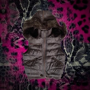 ytterväst♡︎ - en super snygg ytterväst från river island💋 säljer då den inte passade mig (kan då säga att den kan sitta lite stort). 💕bra skick 