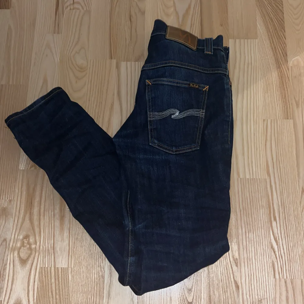 Tja säljer dessa feta par nudie jeans helt okej skick, en defekt men funkar annars skriv om de e nå funderingar👍. Jeans & Byxor.