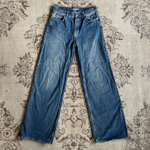 Baggy jeans - Jeans med den perfekta baggy passformen, låg midja och inte allt för stora😍 lite slitena längst ner (se sista bilden) men jag tycker att det märks så mycket när man har på sig dem‼️ väldigt bra kvalitet❤️ känn er fria att komma med bud om ni vill👀 