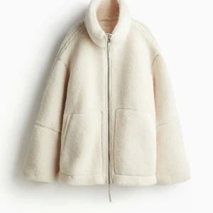 H&m Teddy jaxka - Så fin prislapp kvar säljer då den inte passar mig. Storlek S. Prislapp kvar. Helt slutsåld men väldigt eftertraktad. 