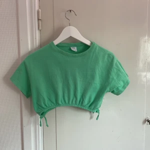Mag tröja från zara  - En grön magtröja Size 9, 134 cm