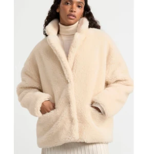 Beige teddyjacka från Lindex - Säljer en supermysig beige teddyjacka från Lindex. Den är perfekt för kyliga dagar och har en oversized passform som gör den extra bekväm. Jackan är helt ny med prislapp kvar. Den är både stilren och varm, perfekt för höst och även vinter🥰