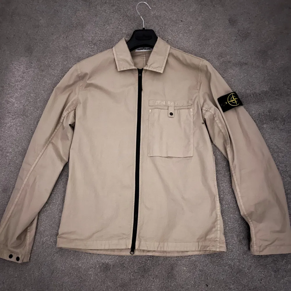 Säljer nu min stone island overshirt i färgen beige | storlek S | använd 3 gånger, i ny skick! | ny pris runt 4000kr. | kvitto finns | perfekt till hösten! | var inte rädd att ställa frågor!. Jackor.