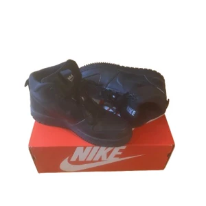 Nike Path WNTR snowboots - Varma och sköna Nike vinterkängor perfekt till kommande säsongen. Använda max 2 gånger så de är i nyskick. Ca 1200 nypris. Säljer lågt då jag vill bli av med dem. Box ingår om det önskas. Skicka ett meddelande om det finns frågor eller funderingar!