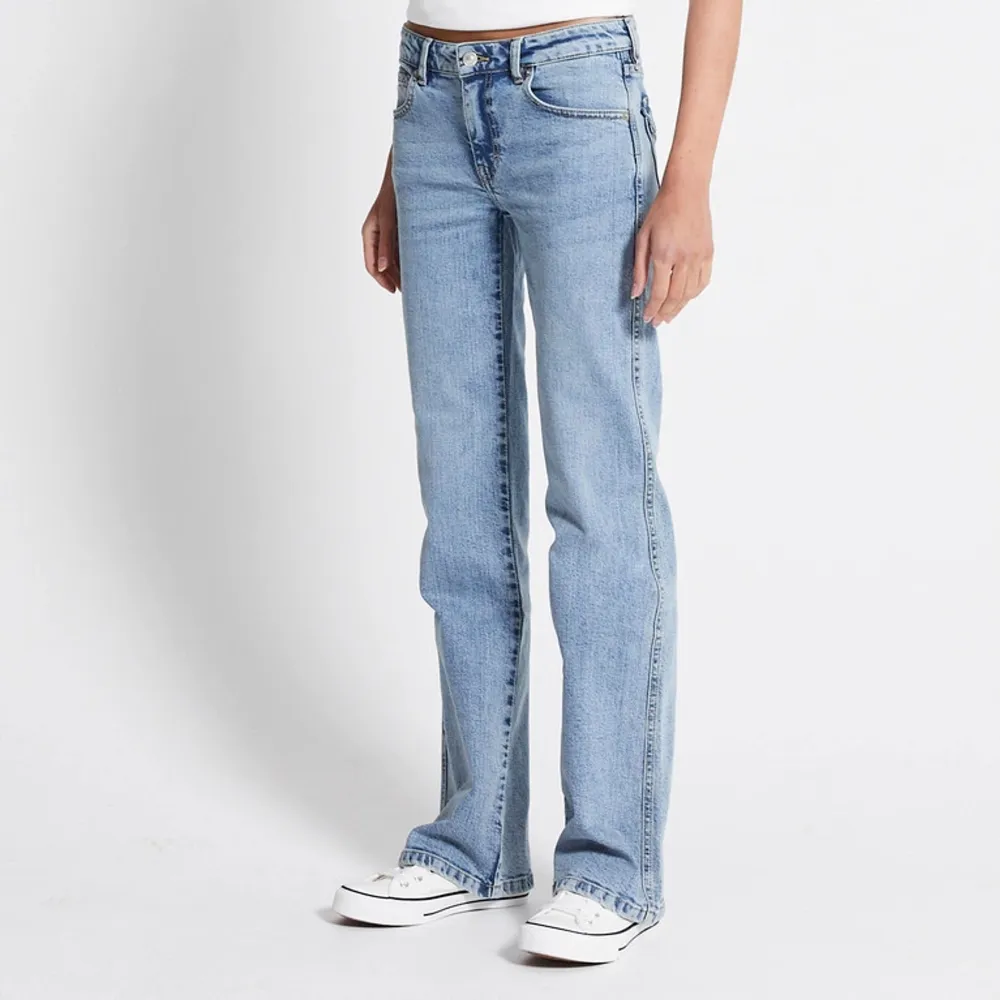 Säljer dessa 90s bootcut jeans från lager 157 då dom inte används längre. Passar bra i längden på mig som e runt 170. Kom privat för midjemåttet och innerbenslängden. Jeans & Byxor.