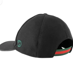 Gucci keps - Tja säljer Gucci keps som inte används. Den är nästan helt ny och kvitto finns! Kvitto finns‼️Tar gärna byten också ‼️