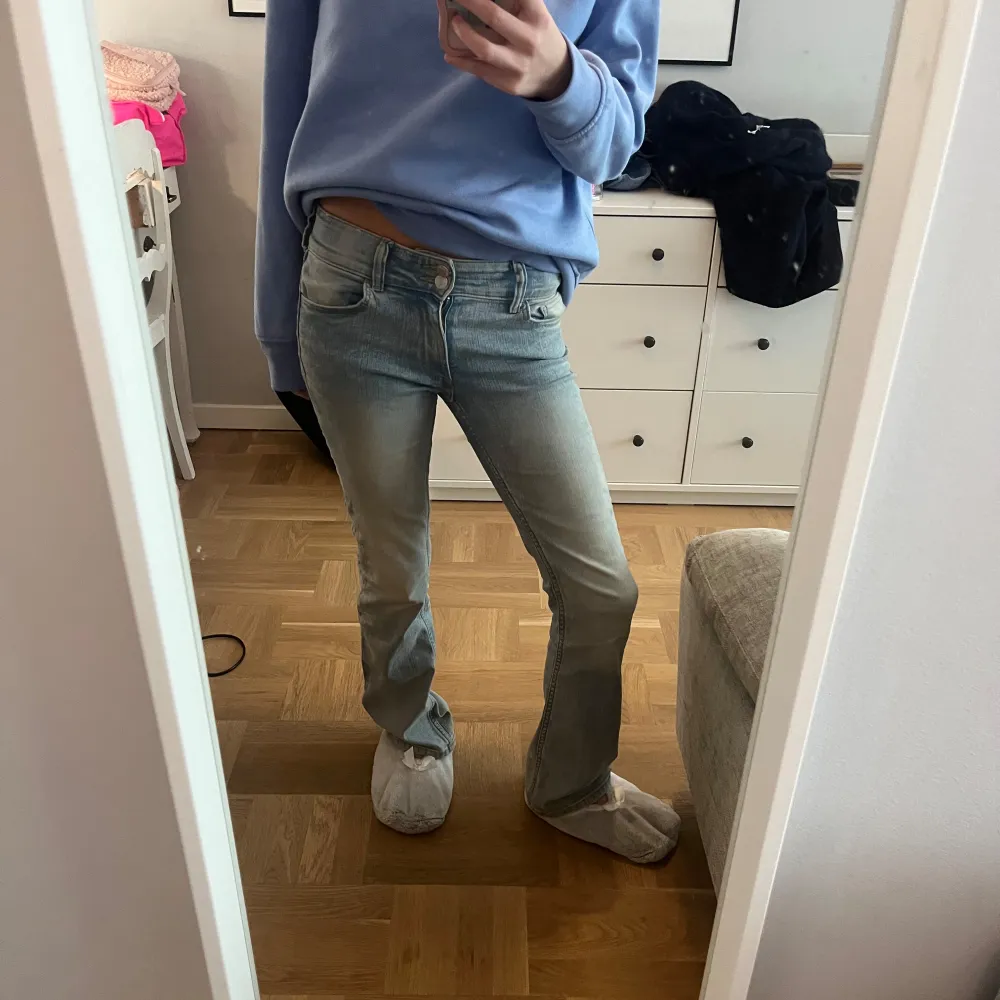 Low waist slutsĂ„lta jeans frĂ„n hm đ©”stolek 164. Farkut & Housut.