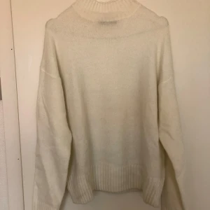 Vit stickad tröja från Bershka, storlek S -  Vit stickad tröja från Bershka, med polokrage. Snygg passform och inte stickig. Använd endast ett fåtal gånger och därmed nästintill i nyskick