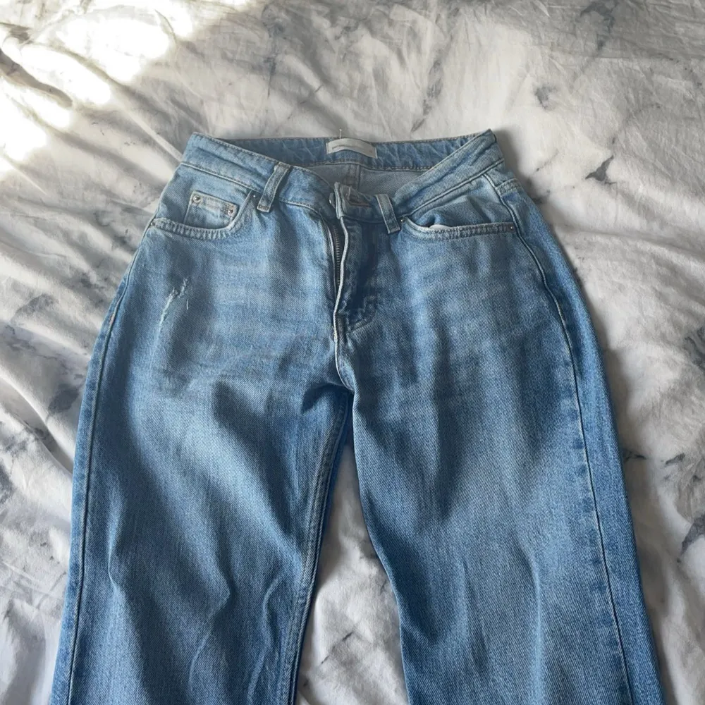 Säljer mina jeans från ginatricot i strl 32 (petite) då dom har blivit för små för mig. Dom går ej att köpa längre på ginatricot, nypris 399 . Jeans & Byxor.