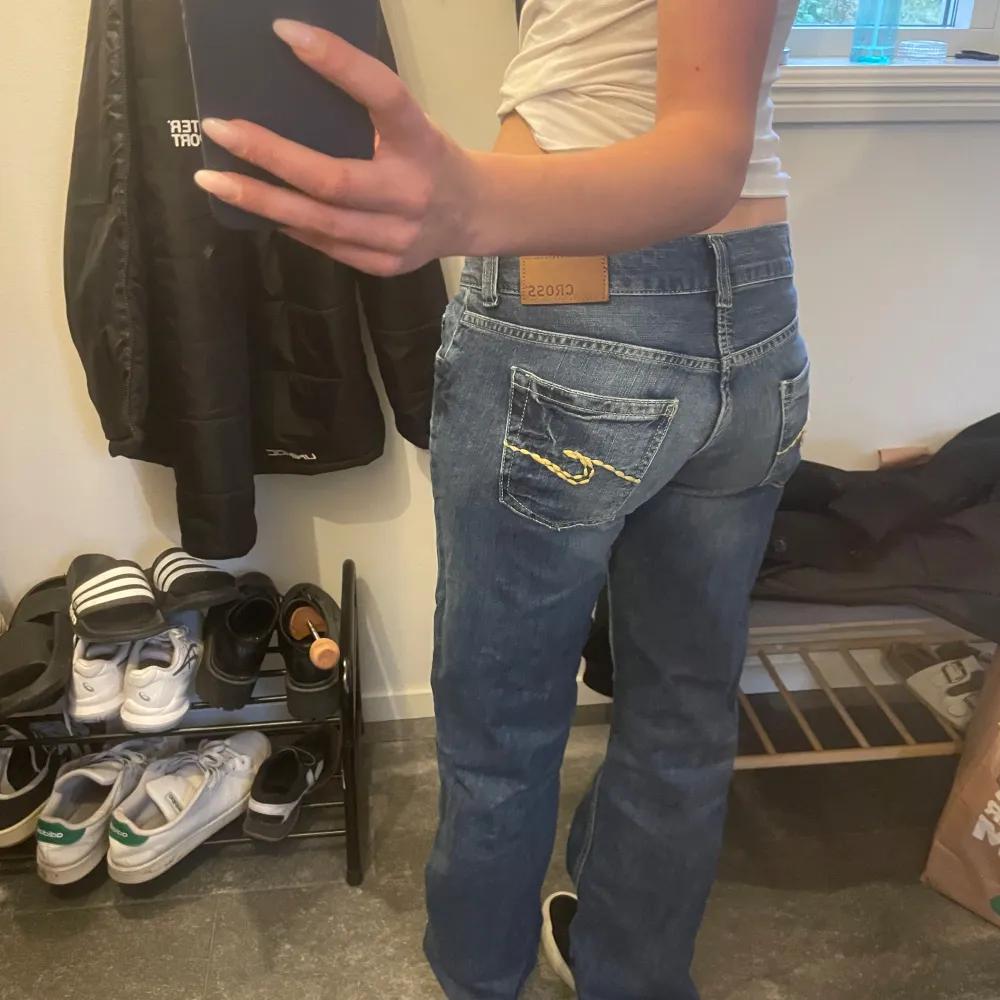 Lågmidjade bootcut jeans från märket cross i storlek w26 l34💗Helt nya med prislapp kvar💕 Tveka inte att skriva om du har frågor❣️❣️. Jeans & Byxor.