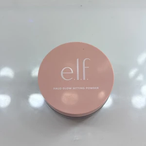 e.l.f. Halo Glow Setting Powder - Säljer ett e.l.f. Halo Glow Setting Powder i färgen medium. Säljer då jag råkade köpa fel färg. Pudret är helt oanvänt. Pris går att diskutera. ❤️