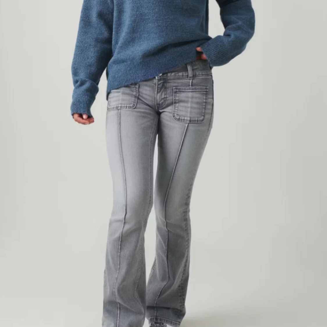 Grå jeans med fickdetaljer - 3