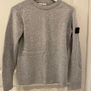  Stone Island Junior crewneck - Mycket bra skick - Storlek: 12 years - Pris: 500 kr - Hör av dig frågor/funderingar!