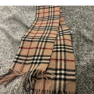 Burberry scarf  - En snygg Burberry halsduk i kashmir. Jätteskön och inga skador. Hör av dig vid frågor. 