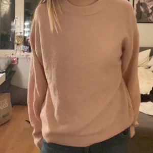Rosa tröja från H&M - Mysig rosa tröja från H&M i storlek S. Perfekt för kyligare dagar med sin mjuka och bekväma passform. Tröjan har långa ärmar och en rund halsringning.