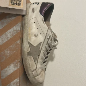 Golden goose 41 - Säljer dessa super snygga vita golden goosen med en unik design. Dem är extremt sköna och passar till varje outfit, skorna har lite defekter på insidan av hälen men det är ingenting som syns eller känns! Allt og hänger också med. Skicka bara för fler bilder!!