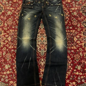 Studio R.P Japanese denim archive y2k - jeans från Studio R.P med unika broderier i gult och orange. Smått flared skulle ja säga. Måtten i cm: W 40, L 96, Lår 25, benöppning 21,5. Bara att skriva om du har frågor!