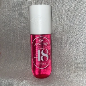 Sol de Janeiro 48 -  Doften är inspirerad av brasiliansk sommar och ger en fräsch och exotisk känsla. Perfekt för att fräscha upp din dag med en touch av tropisk elegans. Inte använd.